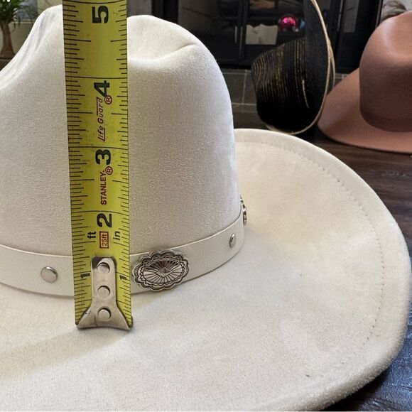 🤍 White Western Cowboy Hat with Silver Conchos – Timeless & Chic 🤍 - Picture 4 of 10